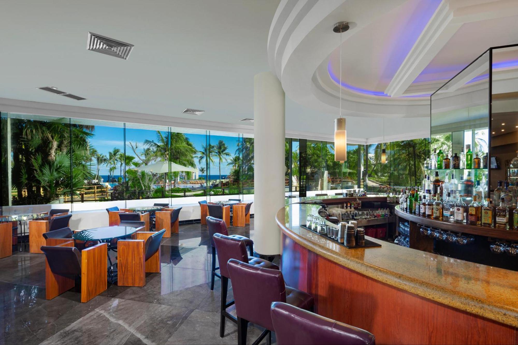 The Pyramid Cancun By Oasis Exterior photo The bar at the lobby